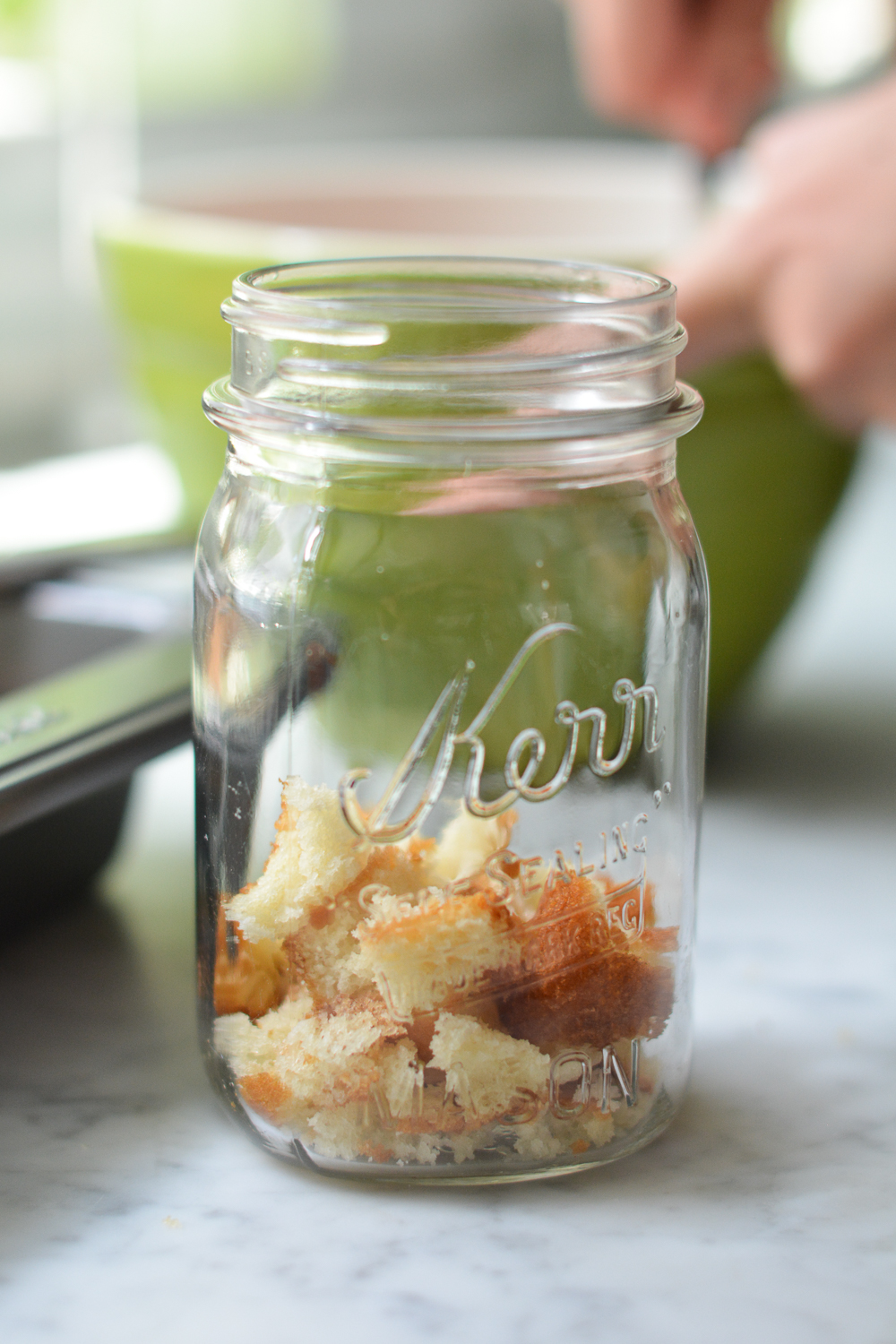 putting the cake together in a mason jar