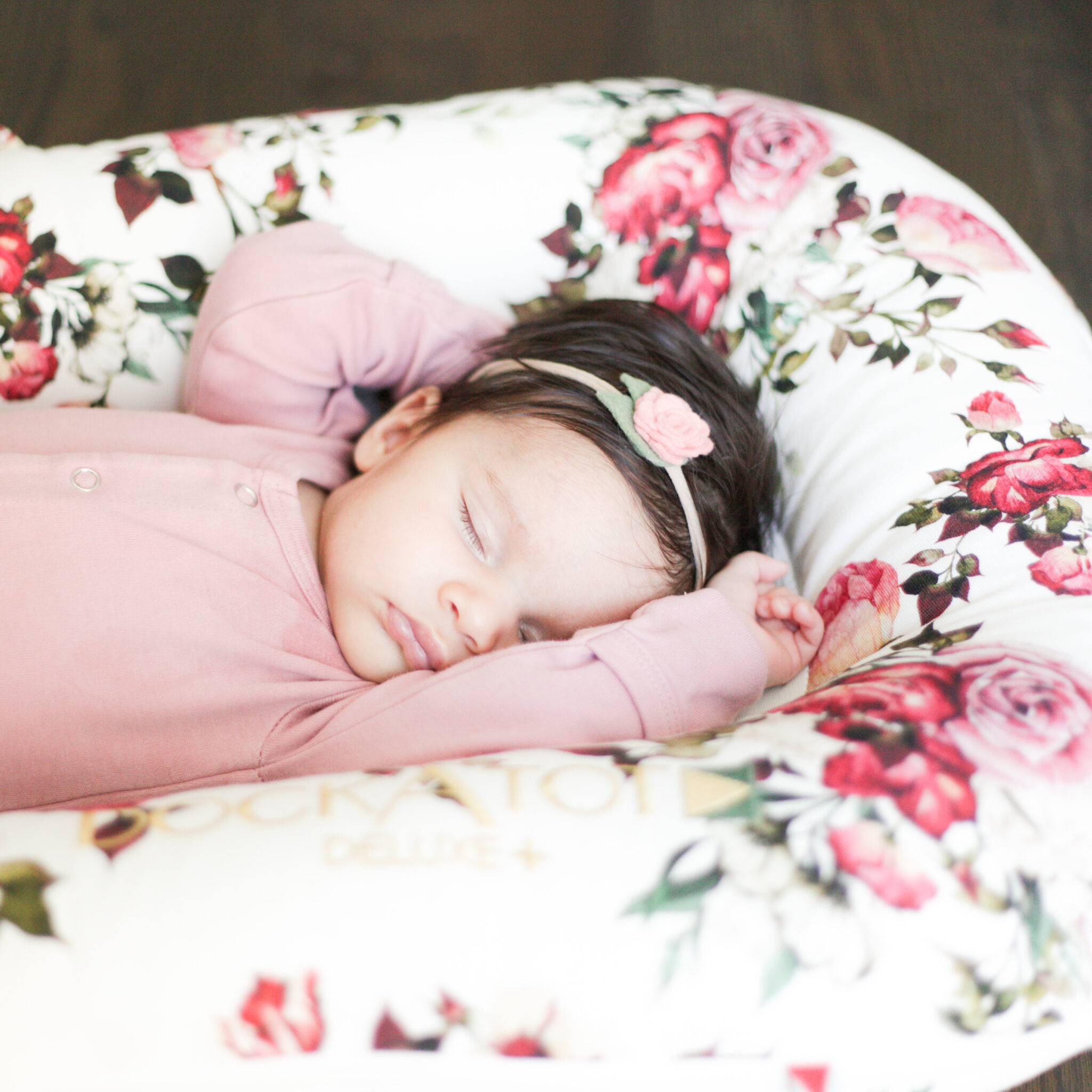 My honest DockATot Review - baby girl sleeping in floral dockatot deluxe #review