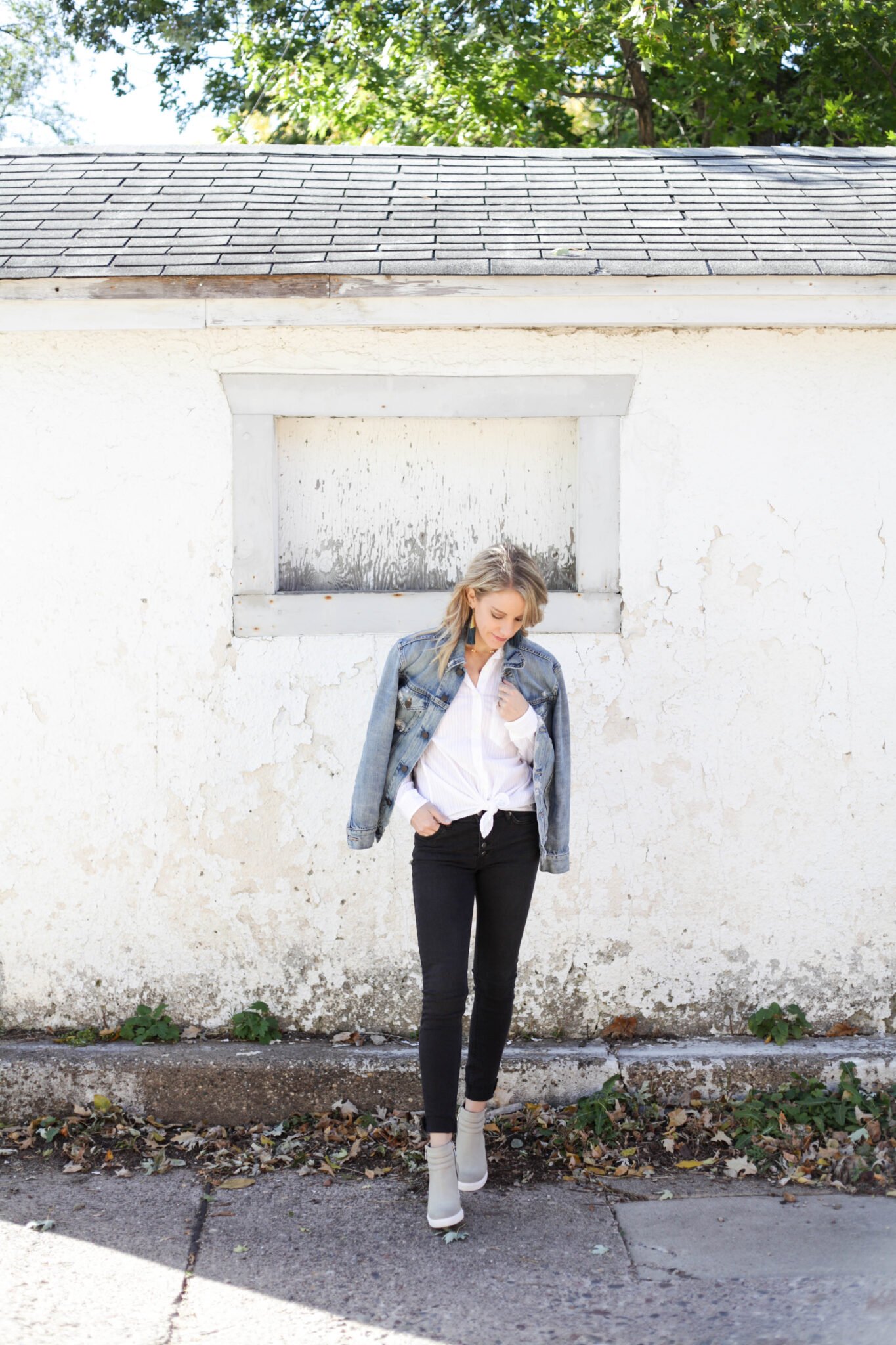 3 Ways to Style a White Button Down - Classic style with dark denim and a denim jacket. #fallstyle #whitebuttondown #styleinspiration