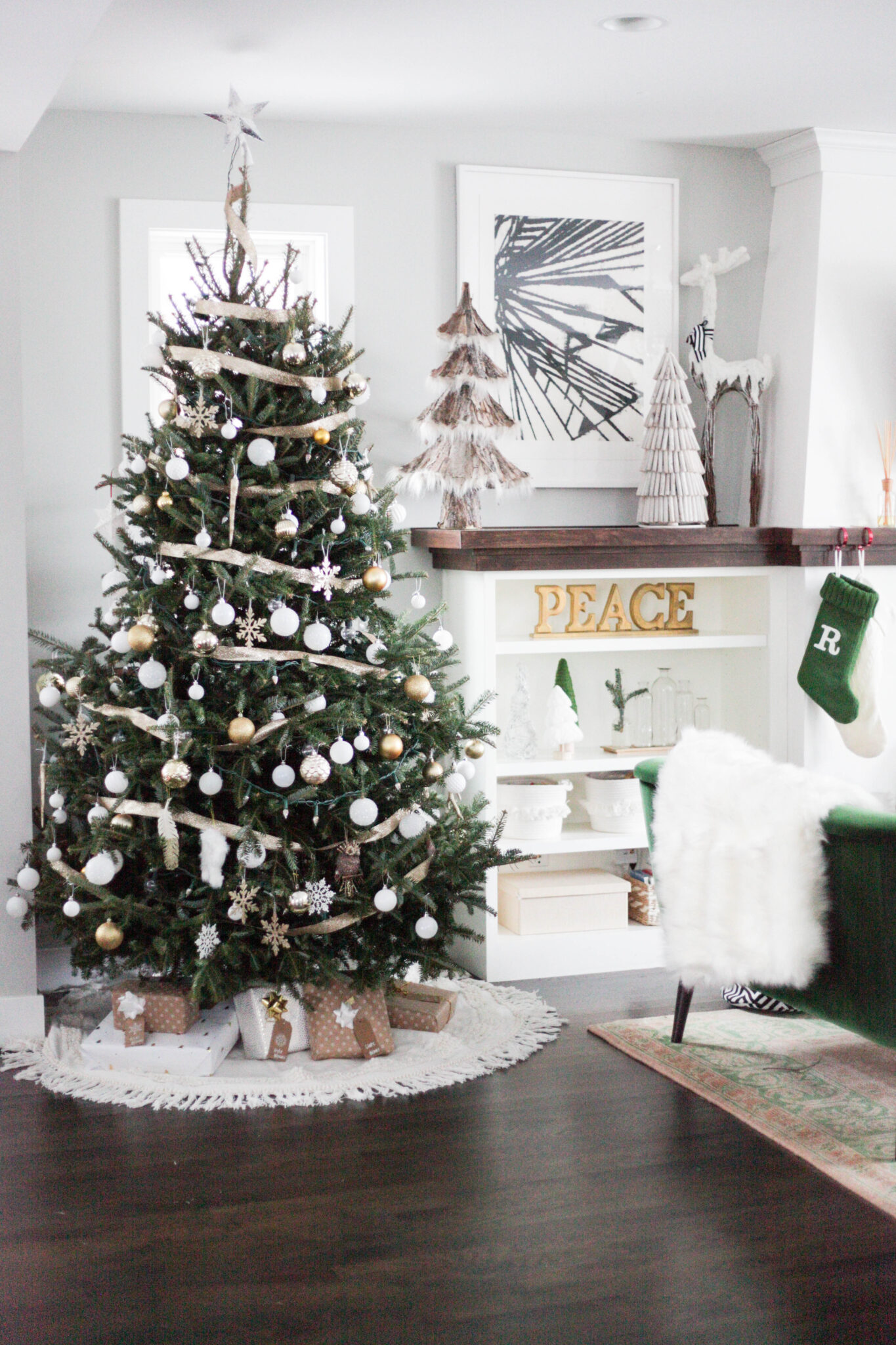 Living room with neutral Christmas decorations
