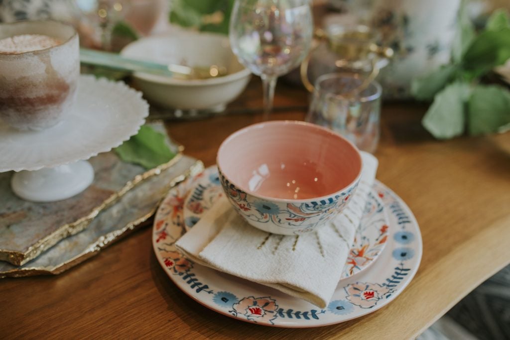 Beautiful summer tablescape at anthropologie