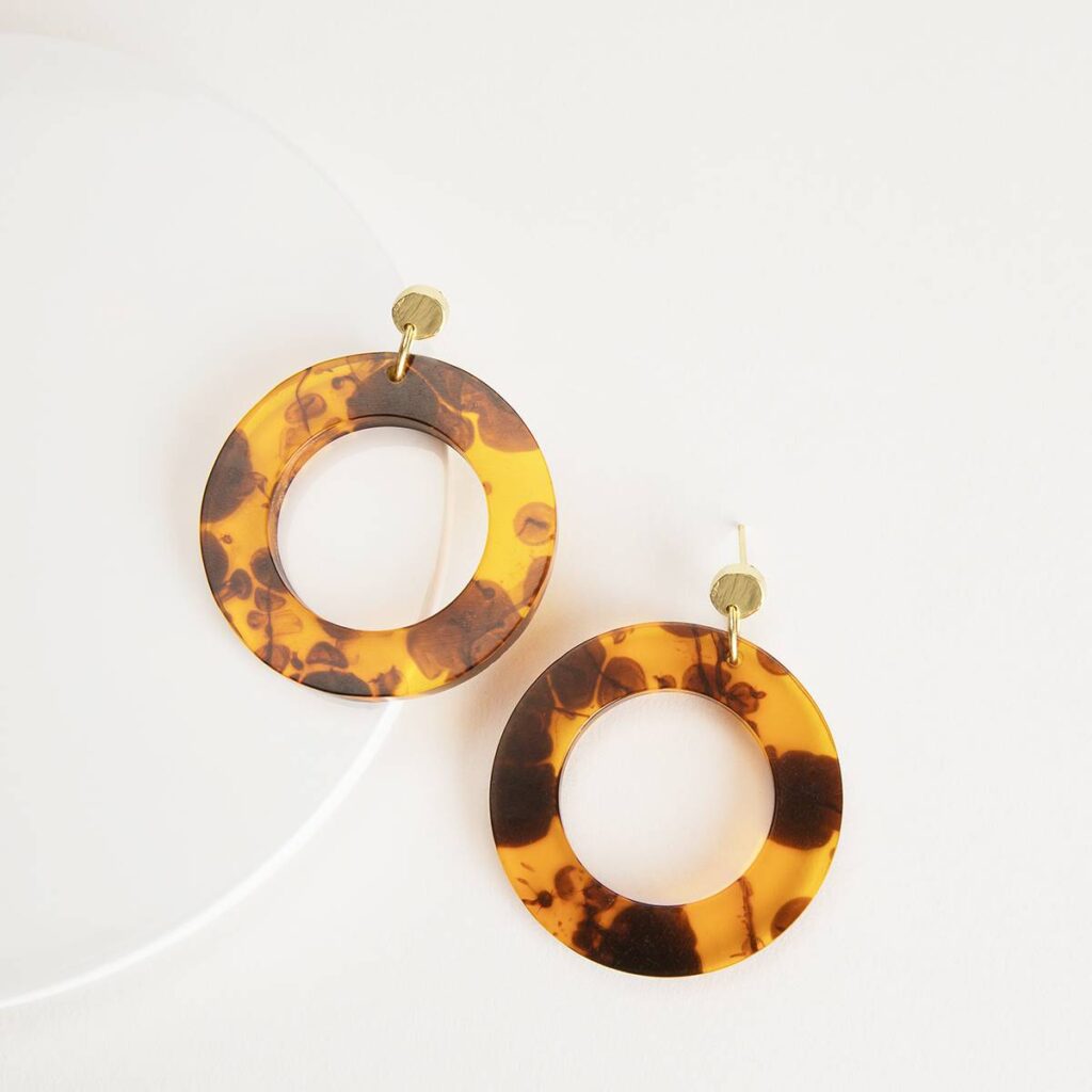 Tortoise resin circle earrings