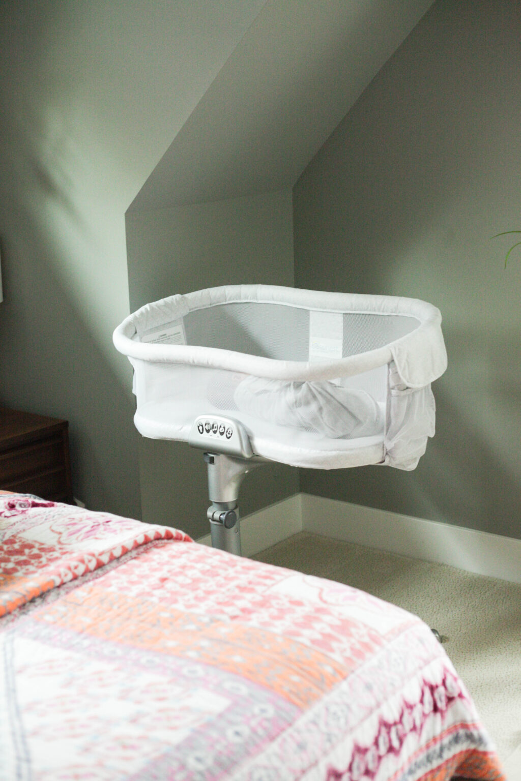 HALO BassiNest Swivel Sleeper Review (Pros, Cons & Is It Worth It