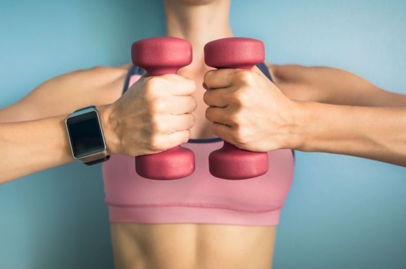 Woman using hadweights