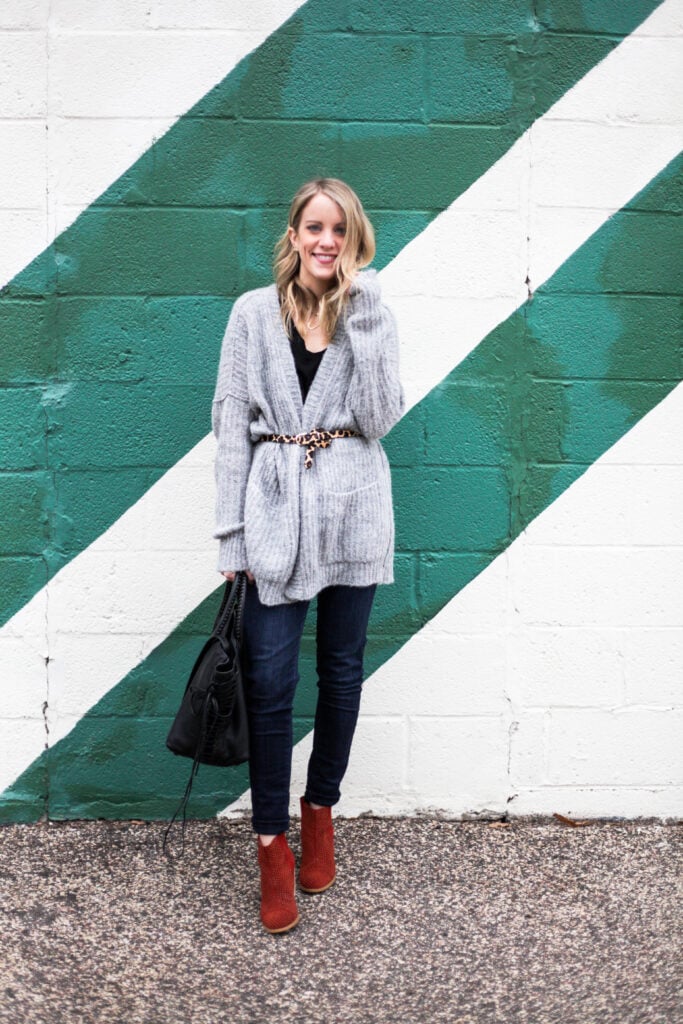 red ankle boots, skniny jeans and grey cardigan