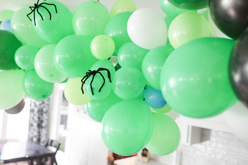 balloon garland with spiders