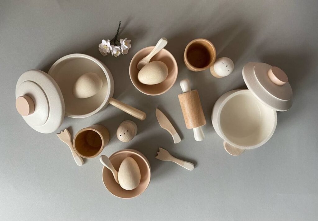 Set of wooden dishes and utensils