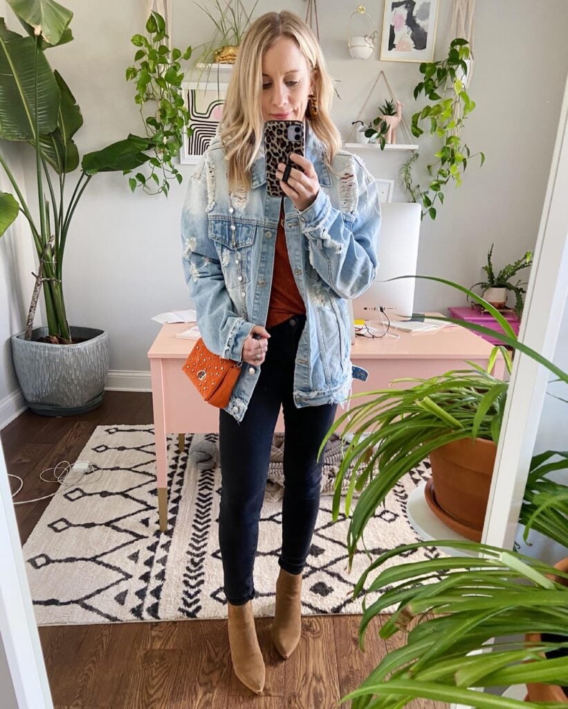 2 denim jacket outfits for Spring - une femme d'un certain âge