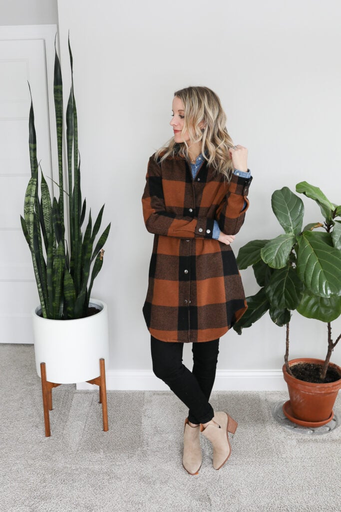 long plaid jacket over denim shirt and skinny jeans