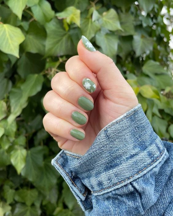 four leaf clover nails