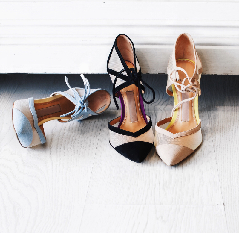 What color shoes go best with on sale a navy dress