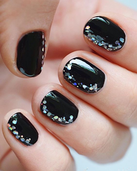 Big glitter on black nails