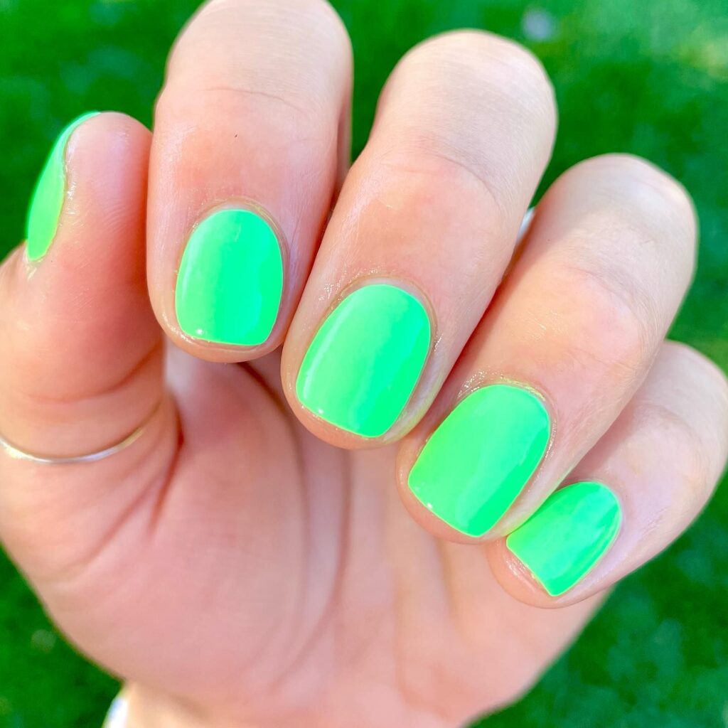 neon green nails