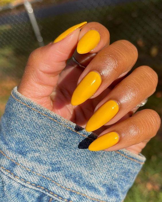 yellow nails