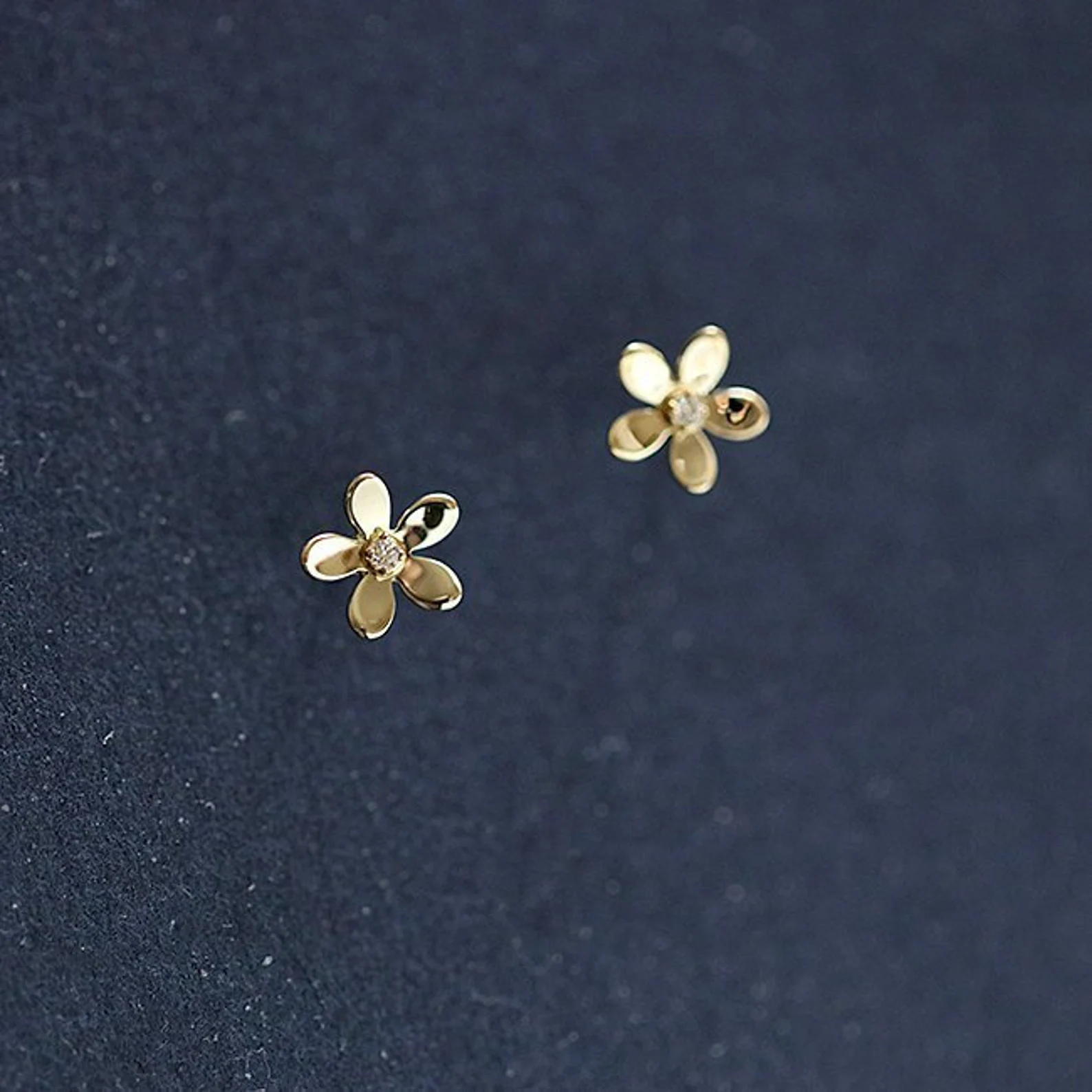 Gold Daisy Flower Stud