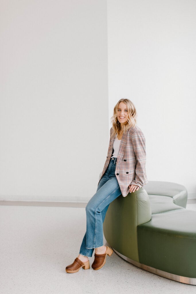 woman in straight leg jeans, clogs and a blazer