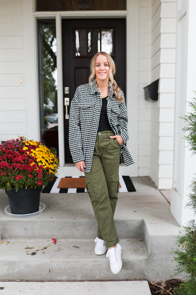 Dark Green Cargo Pants Summer Outfits For Women (3 ideas & outfits)