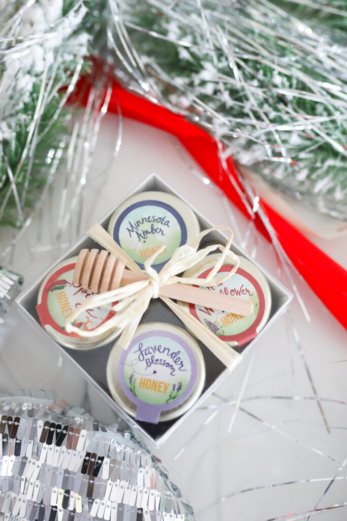 The Drizzles gift set featuresMinnesota Amber HoneyHot & Spicy Honey Lavender Blossom HoneyRaw Wildflower Honey Perfect for your favorite friend, virtual co-worker, teacher, mailman, or relative.Signature Honey Gift Set, 4 Pack of 1.87 oz with Honey Dipper