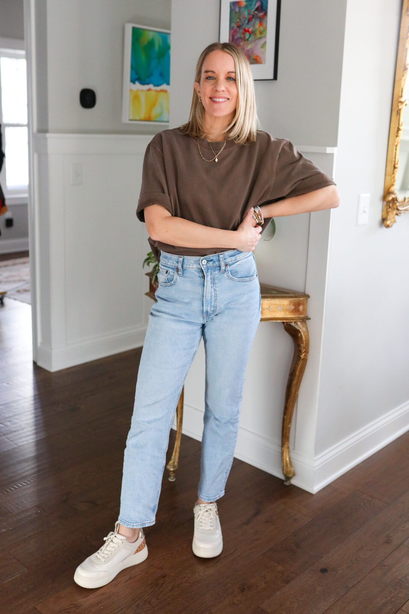 woman wearing brown oversized t shirt with blue jeans