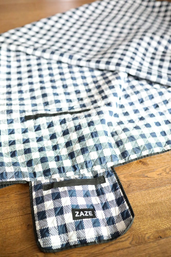 Foldable checkered picnic blanket