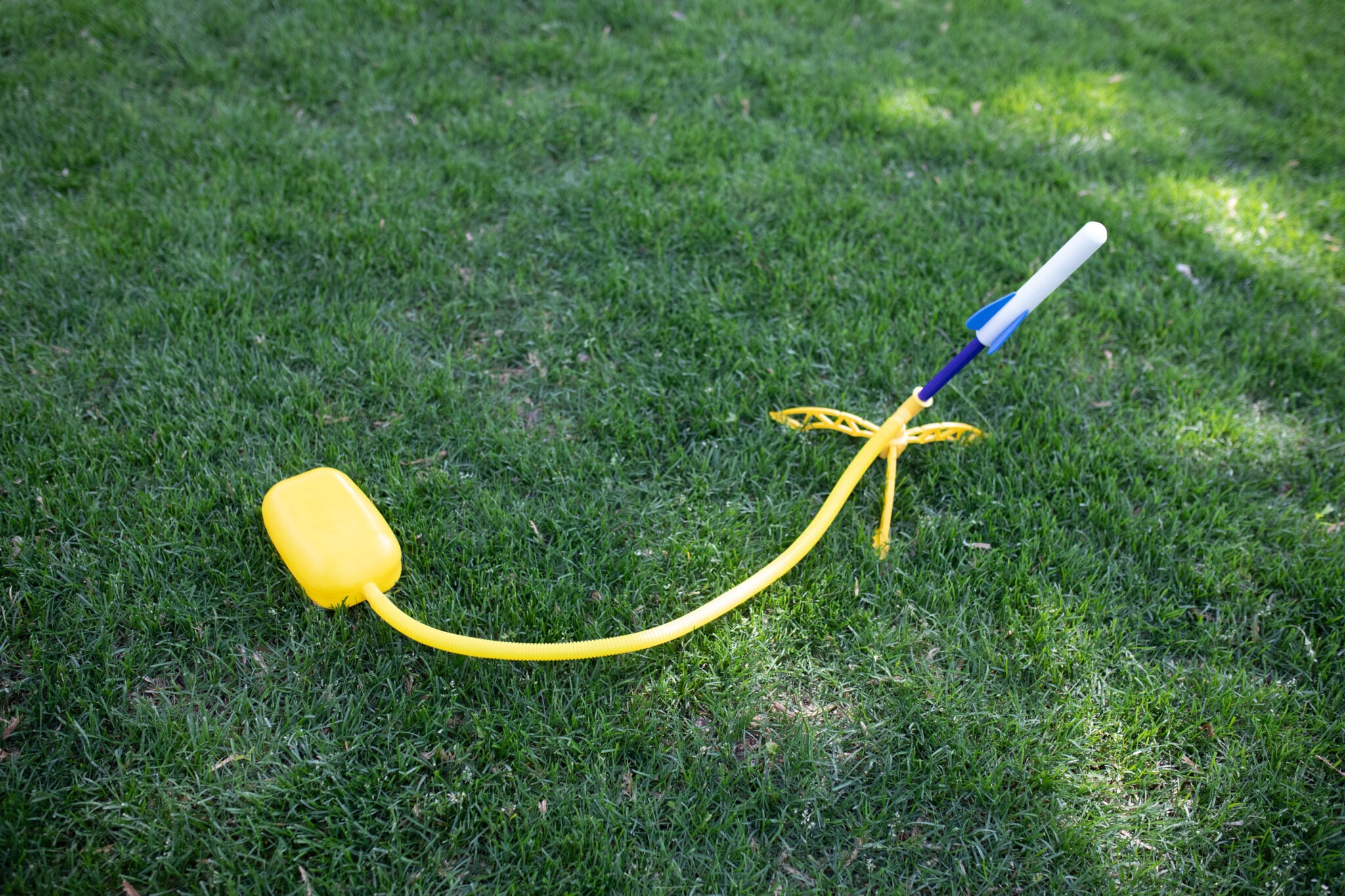 Foam rockets in the backyard with the Stomp Rocket Jr Glow Rocket Launcher. ( Screen-Free idea )
